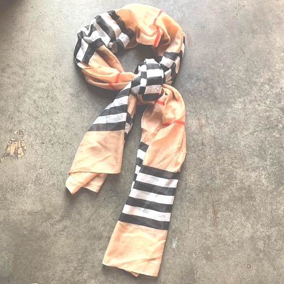 Burberry - Picture 1 of 2